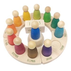 Waldorf naptár, hónapok angolul, Grapat, szín: Többszínű, méret: emberke: 6 cm – illusztráció