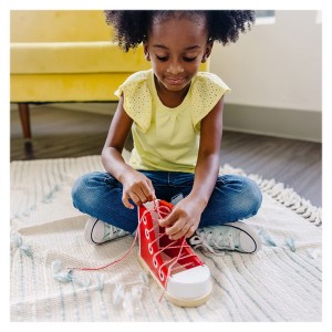 Tanuljunk meg cipőt fűzni! készségfejlesztő játék, szín: Többszínű, méret: 20x9x13 cm – illusztráció