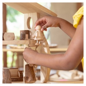 Woodlands babaház bútorokkal, Guidecraft, szín: Natur, méret: 48x38x25 cm – illusztráció