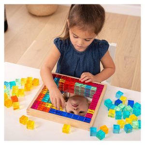 Fa tálca színes akril kockákkal, 100 db-os készlet (TIK-73548)